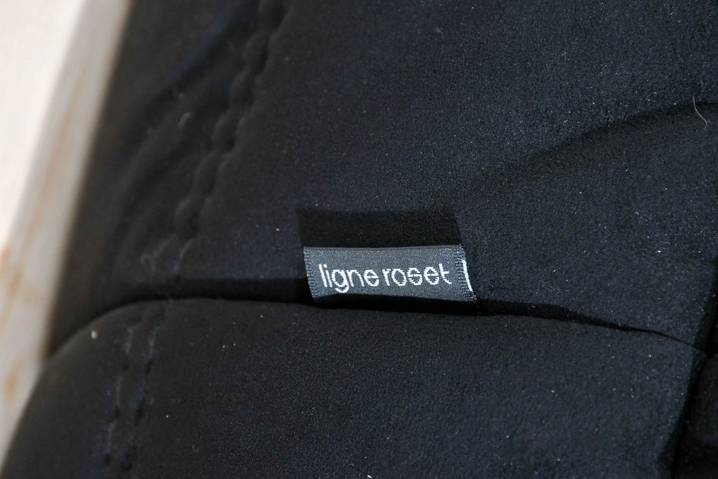 中古　2023年2月購入　Ligne roset(リーン・ロゼ)　ROSETTOGO(ロゼトーゴ)　ウルトラスエード(Lランク)パフ　洗練されたモダンデザインのオットマン　定価19万8千円　(R-085252)