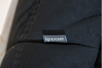 中古　2023年2月購入　Ligne roset(リーン・ロゼ)　ROSETTOGO(ロゼトーゴ)　ウルトラスエード(Lランク)パフ　洗練されたモダンデザインのオットマン　定価19万8千円　(R-085252)