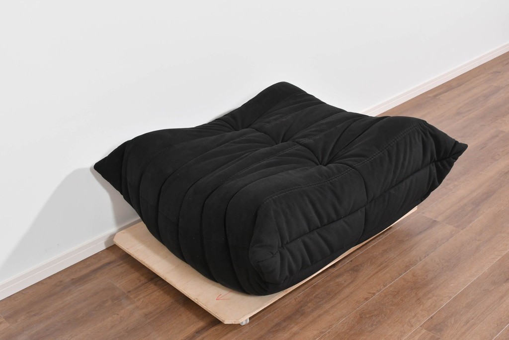 中古　2023年2月購入　Ligne roset(リーン・ロゼ)　ROSETTOGO(ロゼトーゴ)　ウルトラスエード(Lランク)パフ　洗練されたモダンデザインのオットマン　定価19万8千円　(R-085252)