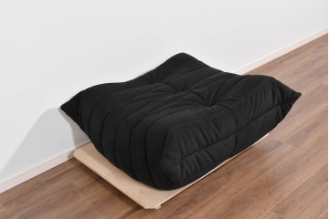 中古　2023年2月購入　Ligne roset(リーン・ロゼ)　ROSETTOGO(ロゼトーゴ)　ウルトラスエード(Lランク)パフ　洗練されたモダンデザインのオットマン　定価19万8千円　(R-085252)