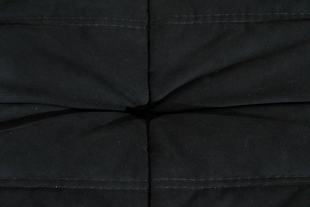 中古　2023年2月購入　Ligne roset(リーン・ロゼ)　ROSETTOGO(ロゼトーゴ)　ウルトラスエード(Lランク)パフ　洗練されたモダンデザインのオットマン　定価19万8千円　(R-085252)