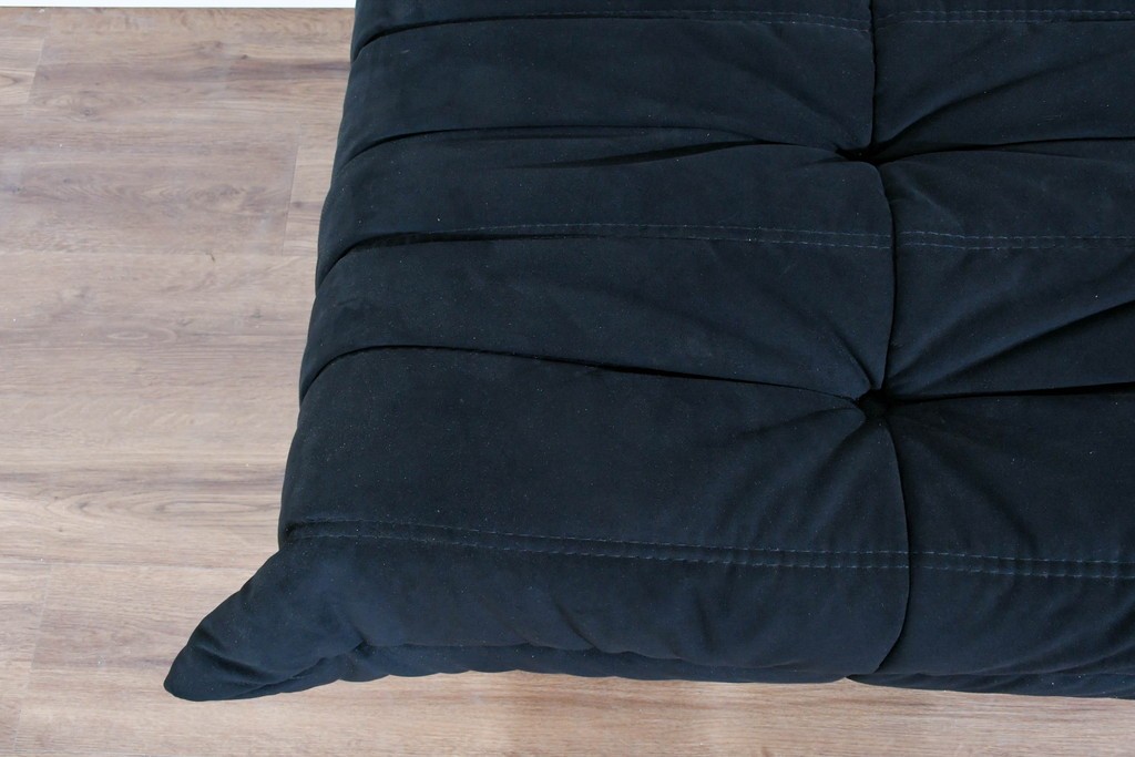 中古　2023年2月購入　Ligne roset(リーン・ロゼ)　ROSETTOGO(ロゼトーゴ)　ウルトラスエード(Lランク)パフ　洗練されたモダンデザインのオットマン　定価19万8千円　(R-085252)