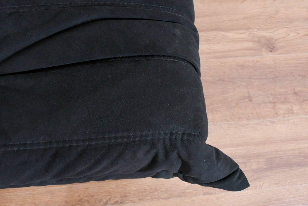 中古　2023年2月購入　Ligne roset(リーン・ロゼ)　ROSETTOGO(ロゼトーゴ)　ウルトラスエード(Lランク)パフ　洗練されたモダンデザインのオットマン　定価19万8千円　(R-085252)