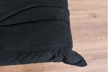 中古　2023年2月購入　Ligne roset(リーン・ロゼ)　ROSETTOGO(ロゼトーゴ)　ウルトラスエード(Lランク)パフ　洗練されたモダンデザインのオットマン　定価19万8千円　(R-085252)