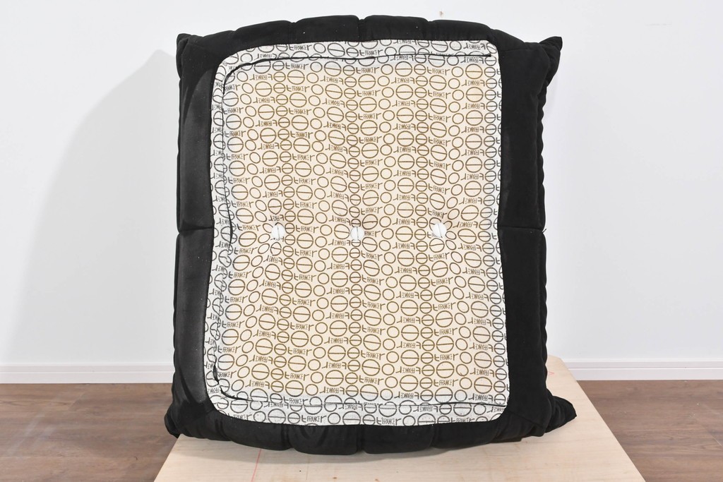 中古　2023年2月購入　Ligne roset(リーン・ロゼ)　ROSETTOGO(ロゼトーゴ)　ウルトラスエード(Lランク)パフ　洗練されたモダンデザインのオットマン　定価19万8千円　(R-085252)