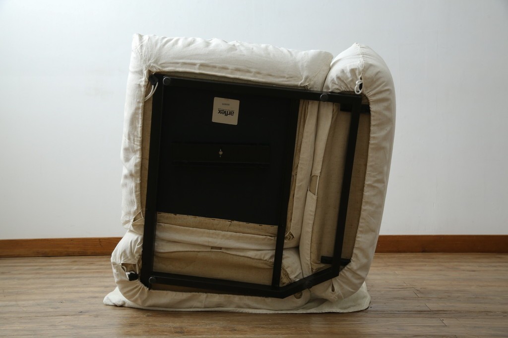 中古　arflex(アルフレックス)　MARENCO(マレンコ)　ふっくらとしたフォルムで座り心地も抜群な麻カバーの3人掛けソファ　定価約80万円　(R-085254)