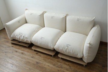 中古　arflex(アルフレックス)　MARENCO(マレンコ)　ふっくらとしたフォルムで座り心地も抜群な麻カバーの3人掛けソファ　定価約80万円　(R-085254)