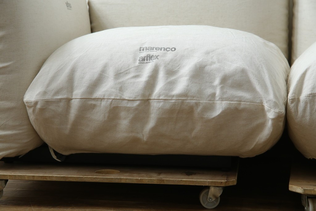 中古　arflex(アルフレックス)　MARENCO(マレンコ)　ふっくらとしたフォルムで座り心地も抜群な麻カバーの3人掛けソファ　定価約80万円　(R-085254)