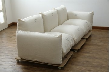 中古　arflex(アルフレックス)　MARENCO(マレンコ)　ふっくらとしたフォルムで座り心地も抜群な麻カバーの3人掛けソファ　定価約80万円　(R-085254)