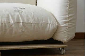 中古　arflex(アルフレックス)　MARENCO(マレンコ)　ふっくらとしたフォルムで座り心地も抜群な麻カバーの3人掛けソファ　定価約80万円　(R-085254)