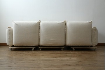 中古　arflex(アルフレックス)　MARENCO(マレンコ)　ふっくらとしたフォルムで座り心地も抜群な麻カバーの3人掛けソファ　定価約80万円　(R-085254)