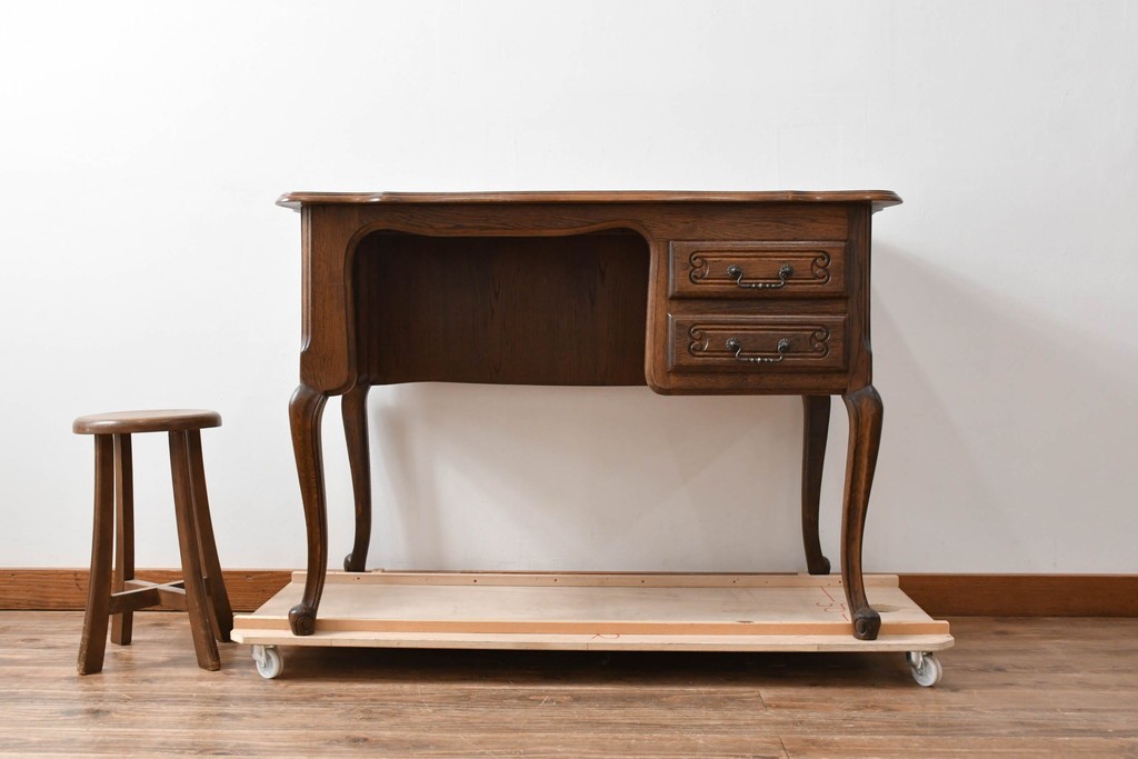 ベルギーヴィンテージ　オーク材　曲線的なフォルムがかわいらしい猫脚の片袖デスク　(R-085255)