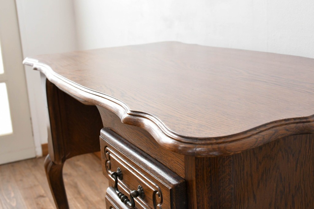 ベルギーヴィンテージ　オーク材　曲線的なフォルムがかわいらしい猫脚の片袖デスク　(R-085255)