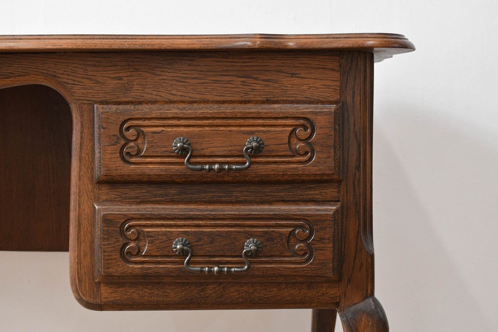 ベルギーヴィンテージ　オーク材　曲線的なフォルムがかわいらしい猫脚の片袖デスク　(R-085255)