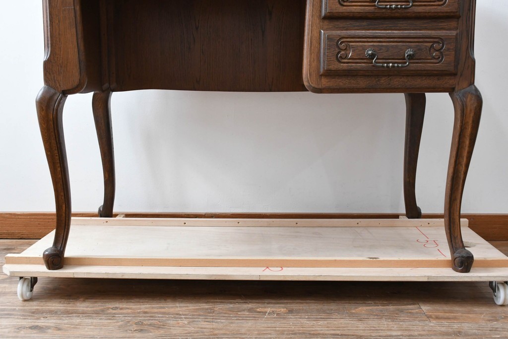 ベルギーヴィンテージ　オーク材　曲線的なフォルムがかわいらしい猫脚の片袖デスク　(R-085255)