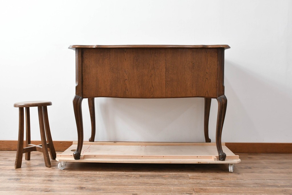 ベルギーヴィンテージ　オーク材　曲線的なフォルムがかわいらしい猫脚の片袖デスク　(R-085255)