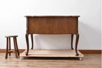 ベルギーヴィンテージ　オーク材　曲線的なフォルムがかわいらしい猫脚の片袖デスク　(R-085255)