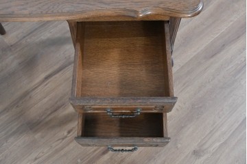 ベルギーヴィンテージ　オーク材　曲線デザインが優雅な猫脚デスク　(R-085255)