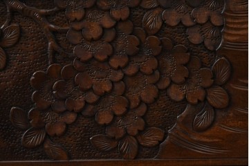 中古　軽井沢彫り　人気の桜柄　立体的に浮き出るような彫刻が見事なライティングビューロー　(R-085256)