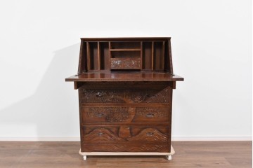 中古　軽井沢彫り　凝った彫刻が美しく和室にも洋室にも合うのが嬉しいライティングビューロー　(R-085256)