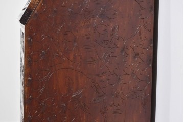 中古　軽井沢彫り　凝った彫刻が美しく和室にも洋室にも合うのが嬉しいライティングビューロー　(R-085256)