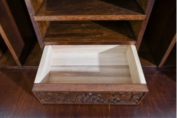 中古　軽井沢彫り　凝った彫刻が美しく和室にも洋室にも合うのが嬉しいライティングビューロー　(R-085256)