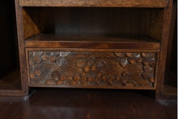 中古　軽井沢彫り　凝った彫刻が美しく和室にも洋室にも合うのが嬉しいライティングビューロー　(R-085256)