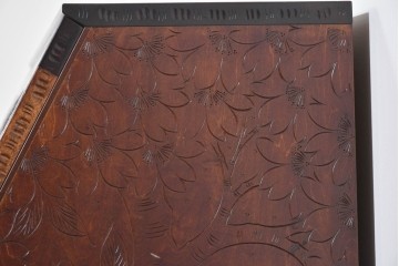 中古　軽井沢彫り　凝った彫刻が美しく和室にも洋室にも合うのが嬉しいライティングビューロー　(R-085256)