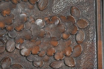 中古　軽井沢彫り　凝った彫刻が美しく和室にも洋室にも合うのが嬉しいライティングビューロー　(R-085256)