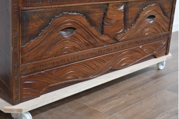 中古　軽井沢彫り　凝った彫刻が美しく和室にも洋室にも合うのが嬉しいライティングビューロー　(R-085256)