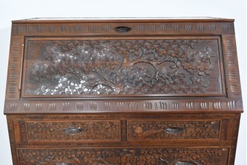 中古　軽井沢彫り　凝った彫刻が美しく和室にも洋室にも合うのが嬉しいライティングビューロー　(R-085256)