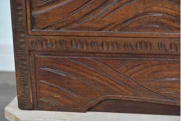 中古　軽井沢彫り　凝った彫刻が美しく和室にも洋室にも合うのが嬉しいライティングビューロー　(R-085256)