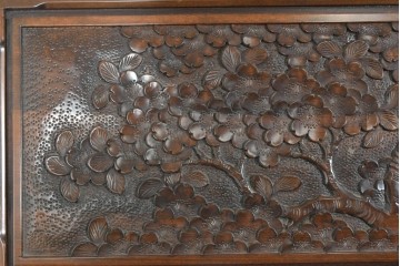 中古　軽井沢彫り　凝った彫刻が美しく和室にも洋室にも合うのが嬉しいライティングビューロー　(R-085256)