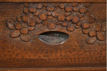 中古　軽井沢彫り　凝った彫刻が美しく和室にも洋室にも合うのが嬉しいライティングビューロー　(R-085256)