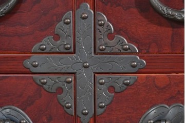 中古　美品　岩谷堂箪笥　木地呂塗り　重厚な手打ち金具が存在感を放つ二段重ね衣装箪笥　定価約180万円相当　(R-085257)