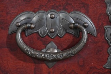 中古　美品　岩谷堂箪笥　木地呂塗り　重厚な手打ち金具が存在感を放つ二段重ね衣装箪笥　定価約180万円相当　(R-085257)