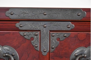 中古　美品　岩谷堂箪笥　木地呂塗り　重厚な手打ち金具が存在感を放つ二段重ね衣装箪笥　定価約180万円相当　(R-085257)