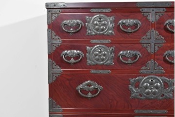 中古　美品　岩谷堂箪笥　木地呂塗り　重厚な手打ち金具が存在感を放つ二段重ね衣装箪笥　定価約180万円相当　(R-085257)