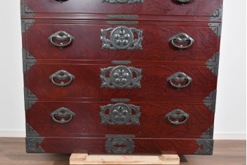 中古　美品　岩谷堂箪笥　木地呂塗り　重厚な手打ち金具が存在感を放つ二段重ね衣装箪笥　定価約180万円相当　(R-085257)