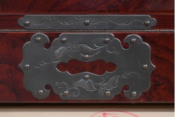 中古　美品　岩谷堂箪笥　木地呂塗り　重厚な手打ち金具が存在感を放つ二段重ね衣装箪笥　定価約180万円相当　(R-085257)