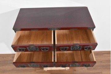 中古　美品　岩谷堂箪笥　木地呂塗り　重厚な手打ち金具が存在感を放つ二段重ね衣装箪笥　定価約180万円相当　(R-085257)