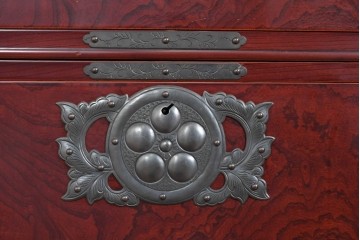 中古　美品　岩谷堂箪笥　木地呂塗り　重厚な手打ち金具が存在感を放つ二段重ね衣装箪笥　定価約180万円相当　(R-085257)