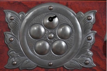 中古　美品　岩谷堂箪笥　木地呂塗り　重厚な手打ち金具が存在感を放つ二段重ね衣装箪笥　定価約180万円相当　(R-085257)