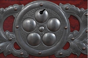 中古　美品　岩谷堂箪笥　木地呂塗り　重厚な手打ち金具が存在感を放つ二段重ね衣装箪笥　定価約180万円相当　(R-085257)