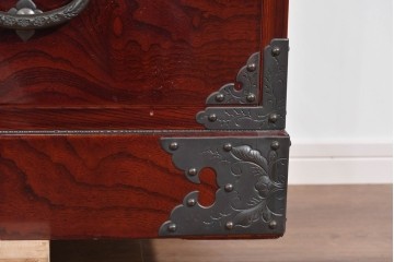 中古　美品　岩谷堂箪笥　木地呂塗り　重厚な手打ち金具が存在感を放つ二段重ね衣装箪笥　定価約180万円相当　(R-085257)