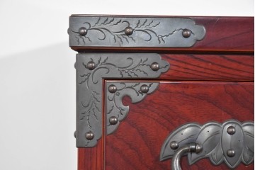 中古　美品　岩谷堂箪笥　木地呂塗り　重厚な手打ち金具が存在感を放つ二段重ね衣装箪笥　定価約180万円相当　(R-085257)