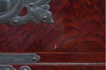 中古　美品　岩谷堂箪笥　木地呂塗り　重厚な手打ち金具が存在感を放つ二段重ね衣装箪笥　定価約180万円相当　(R-085257)