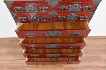 中古　美品　岩谷堂箪笥　木地呂塗り　重厚な手打ち金具が存在感を放つ二段重ね衣装箪笥　定価約180万円相当　(R-085257)