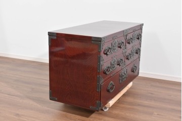 中古　美品　岩谷堂箪笥　木地呂塗り　重厚な手打ち金具が存在感を放つローチェスト　(R-085258)