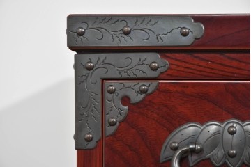 中古　美品　岩谷堂箪笥　木地呂塗り　重厚な手打ち金具が存在感を放つローチェスト　(R-085258)